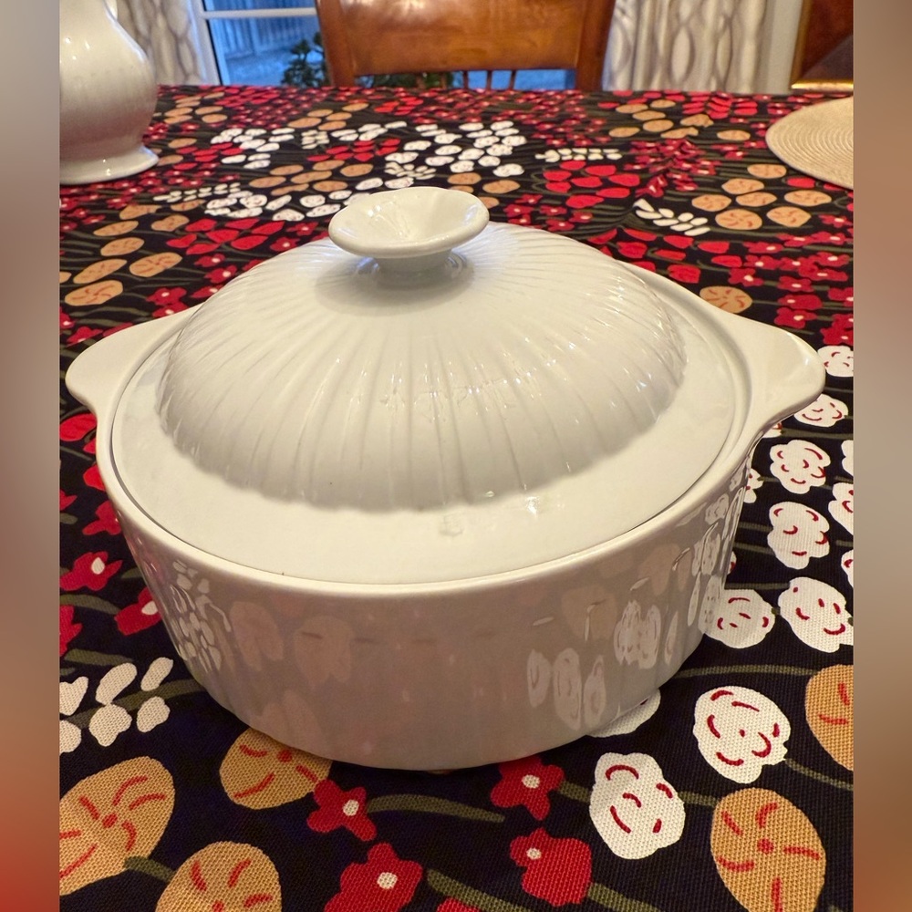 Alfred Meakin Leeds covered casserole dish.